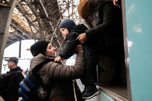 西部のイヴァノ・フランキウスク地方へ向かうため、リヴィウで列車を降りた1歳のデビッドちゃんと母親。(ウクライナ、2022年3月撮影)