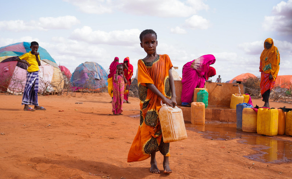 ドローの国内避難民キャンプで、汲んだ水を運ぶ10歳のヒボさん。10日間歩いて、このキャンプにたどり着いたと話す。(ソマリア、2022年5月撮影)