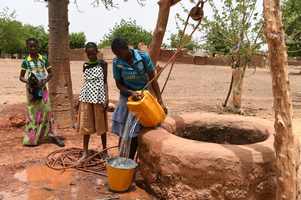 井戸から水を汲む子どもたち。(ブルキナファソ、2022年5月撮影)