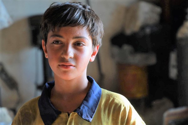 家族の生計を助けるために、夏休みの間、働くことを決めた13歳のバハーさん。(レバノン、2022年8月13日撮影)
