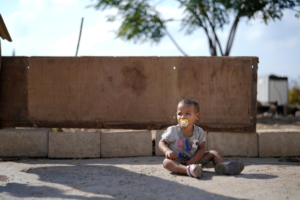 路上に座る2歳のユーセフちゃん。(レバノン、2021年10月撮影)