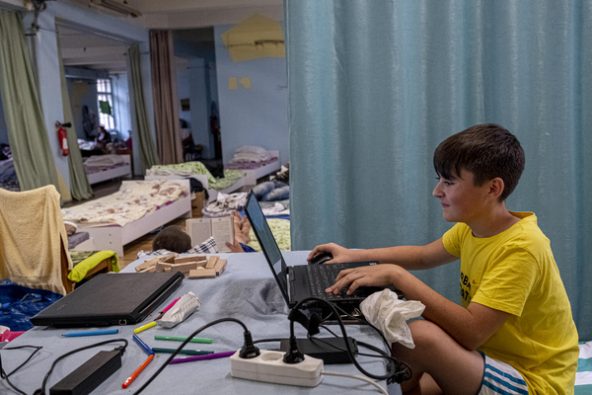 リヴィウの避難所で、パソコンを使い、プログラミングのオンライン授業に参加する12歳ナザルさん。(ウクライナ、2022年8月11日撮影)