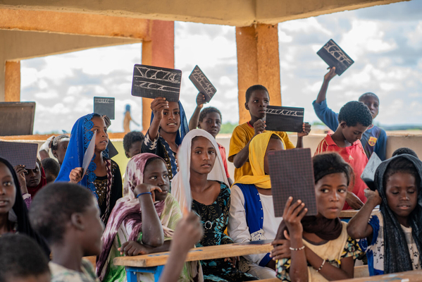 国内避難民キャンプにある仮設学習スペースで、学校が始まる前に補習授業を受ける子どもたち。暴力や紛争、食料不足の影響で、2000人がこのキャンプに避難している。(マリ、2022年8月29日撮影)