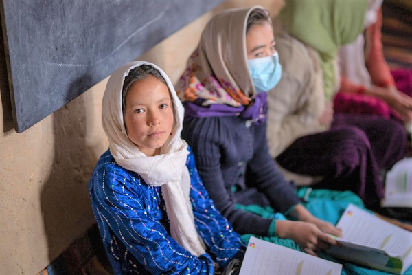 教室の後ろで算数の授業を受ける10歳のフレシュタさん。(アフガニスタン、2022年6月撮影)