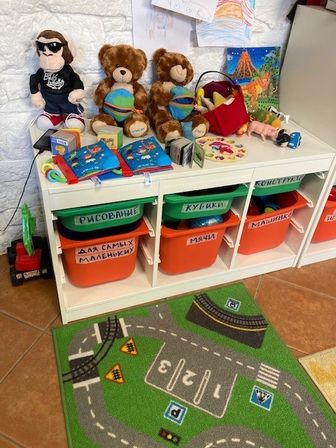 首都ソフィアにあるブルードットには、ぬいぐるみやおもちゃなど、子どもたちが安全に遊べる環境が整っています。