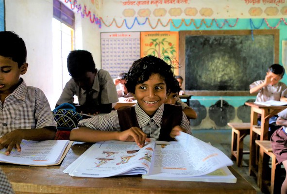 マハーラーシュトラ州の小学校で、国語の授業を受ける小学3年生の子どもたち。(インド、2022年7月撮影)