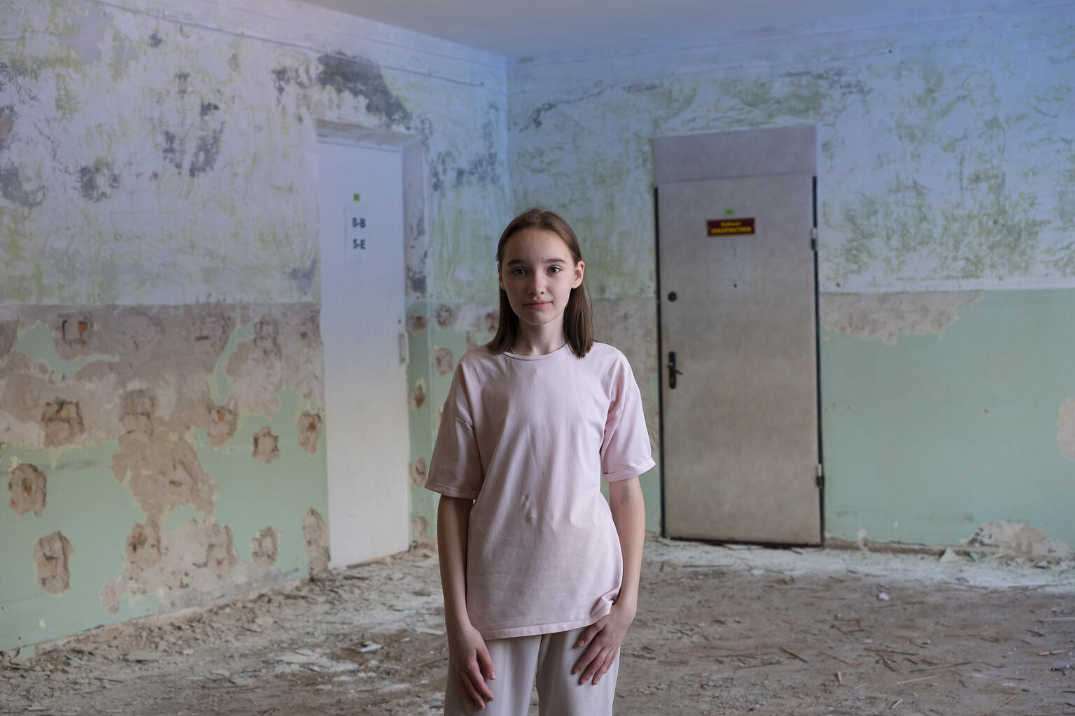 戦闘の被害を受けた校舎を訪れたソフィア(13歳)。