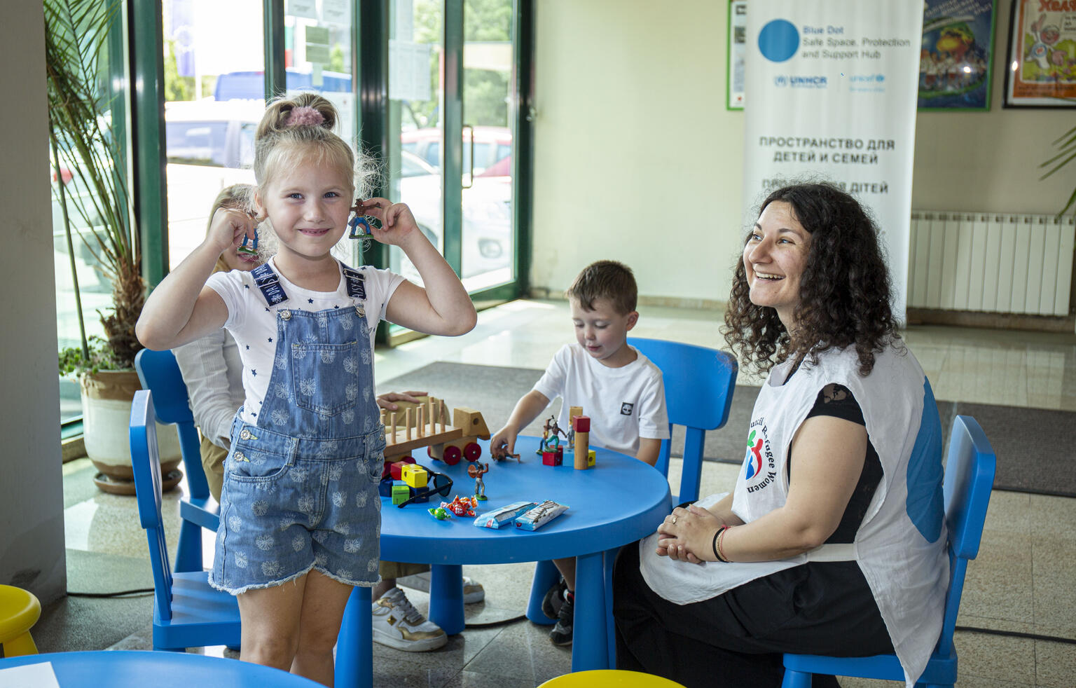 難民の子どもたちと家族への支援を提供する、ユニセフの支援拠点「ブルードット」で遊ぶ子どもたち。（ブルガリア・ソフィア、2022年6月13日撮影）。