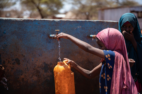 ソマリ州で、ユニセフが支援した水道からきれいな水を汲む女の子。(エチオピア、2022年8月撮影)