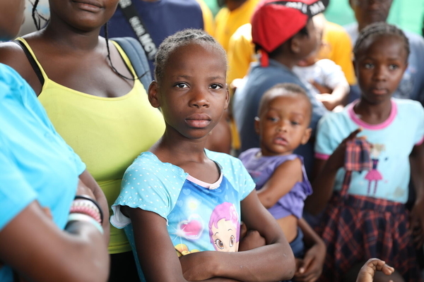 首都ポルトープランスの農村部で、ギャングによる暴力から逃れた子どもたち。(ハイチ、2022年4月撮影)