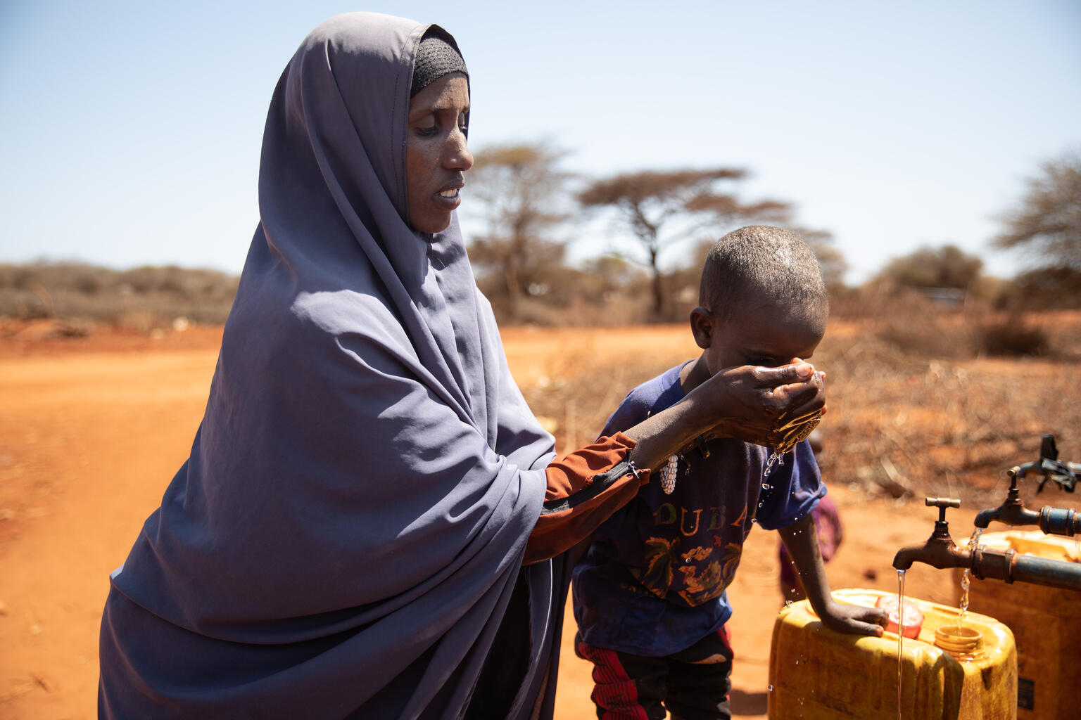 家族のために水を汲む、7人の子どもの母であるハディジャさん（エチオピア）