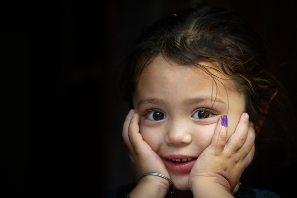 カラチでポリオの予防接種を受けた印を小指の爪につけてもらった4歳のギュルちゃん。(パキスタン、2022年2月撮影)