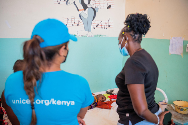 トゥルカナの病院の中にある小児安定センターで、重度の急性栄養不良状態に加えて、肺炎、浮腫み、マラリアの症状で入院している2歳のキーザちゃん。(ケニア、2022年10月18日撮影)