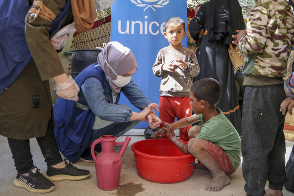 デリゾールの村で、ユニセフの保健・栄養支援チームのスタッフから、手洗いの仕方を学ぶ9歳のアメールくん。(シリア、2022年10月4日撮影)