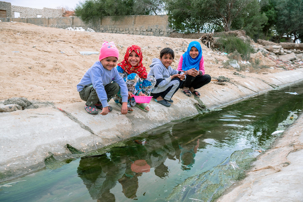 ファイユーム州の村に水道が設置される前は、子どもたちは一日の終わりにこの用水路で、食器を洗っていた。(エジプト、2022年1月撮影)
