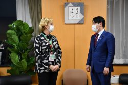 カリン・フルショフ ユニセフ事務局次長（左）と小倉將信こども政策担当大臣（右）