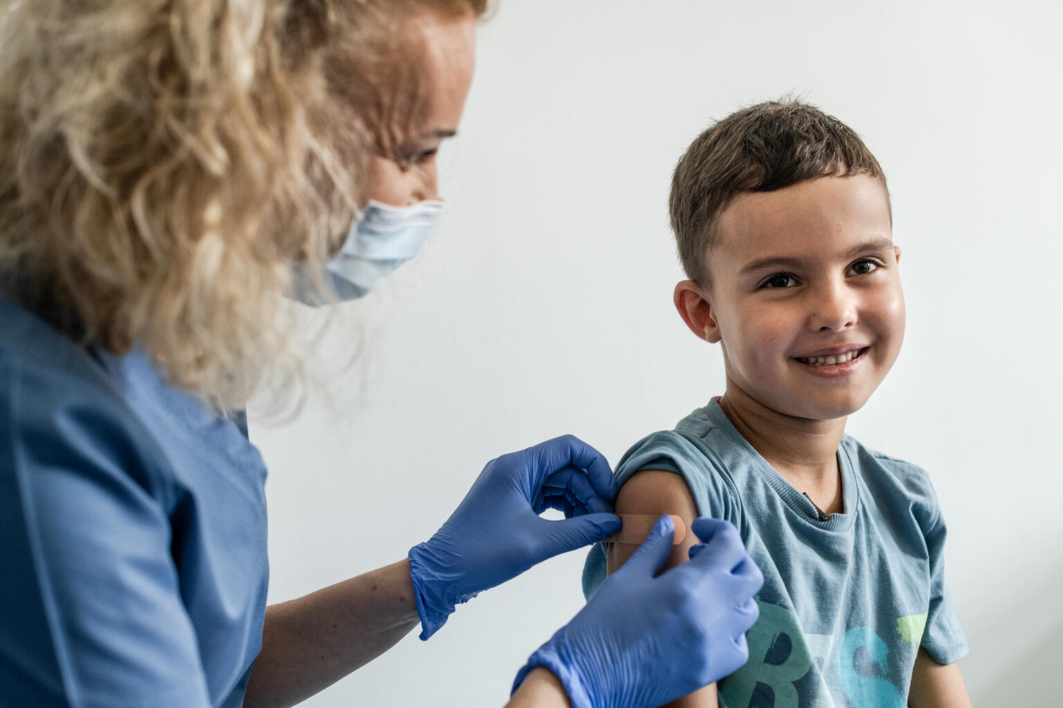 クラクフの医療センターで、看護師から予防接種を受けるミキータ。ワクチンは、はしかや風疹、おたふくかぜ、ジフテリア、破傷風、ポリオなどから、幼い命を守ります。