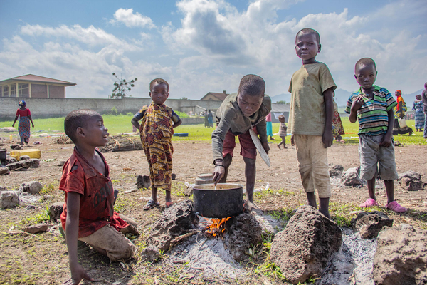 東部北キブ州の戦闘激化により、ルチュル地域のキワンジャに逃れた子どもたち。(コンゴ民主共和国、2022年6月撮影)