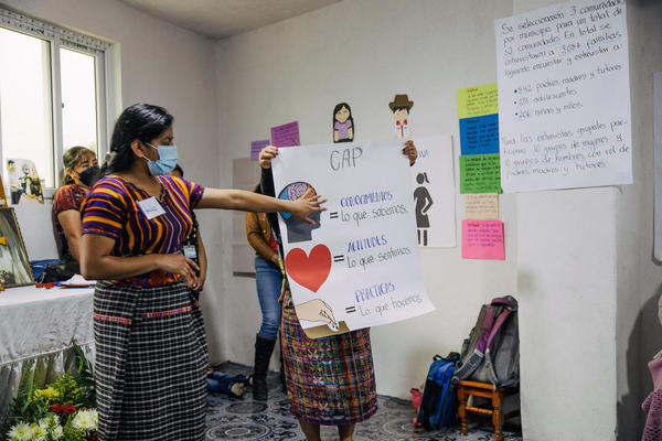 オンラインの安全な使い方と、暴力を用いない子育てに関するワークショップが、ユニセフの支援によって開催されている様子。 (グアテマラ、2021年8月撮影)