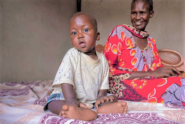 ジュバのユニセフが支援する安定化センターに、重度の急性栄養不良と肺炎、下痢の症状により1週間入院した生後6カ月のアーネイくん。状態は回復し、無事退院することができた。(南スーダン、2022年2月撮影)