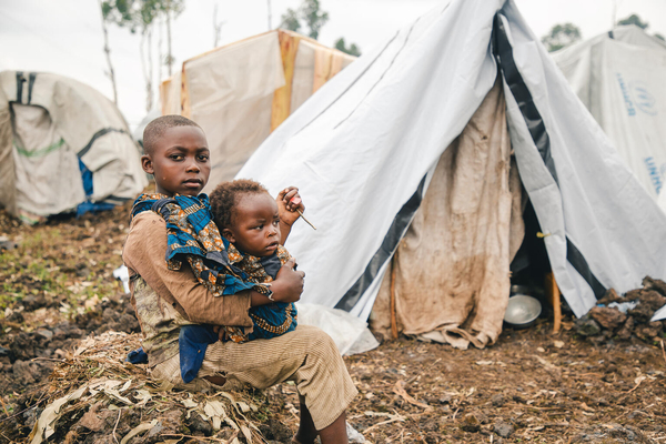 東部の北キブ州の戦闘が激化し、カニャルチニャ国内避難民キャンプに避難した子どもたち。(コンゴ民主共和国、2022年11月3日撮影)