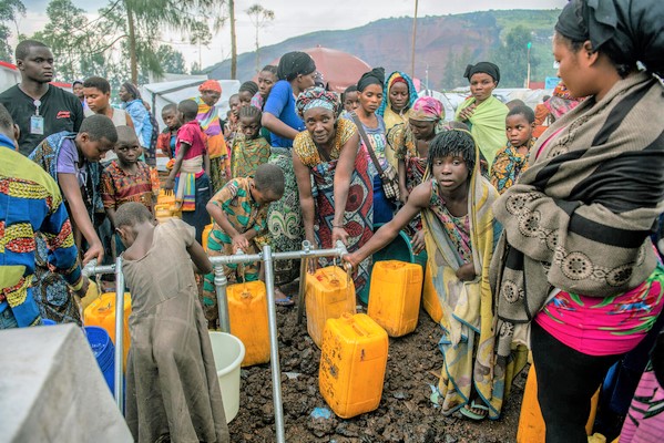 ルチュル地域からカニャルチニャ国内避難民キャンプに逃れ、ユニセフが設置した水道から水を汲む人たち。(コンゴ民主共和国、2022年11月1日)