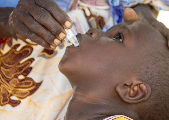 チクワワ地区で行われたユニセフのコレラの予防接種キャンペーンで、経口ワクチンの投与を受ける4歳のマヤソちゃん。(マラウイ、2022年5月撮影) 