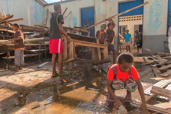 サイクロンにより被災した学校の教室の中を片付ける先生と生徒たち。(マダガスカル、2022年3月撮影)