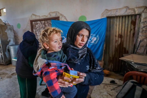 ハサカの避難所にあるユニセフが支援する移動式クリニックで、子どもの下痢の治療薬を受け取った母親。北東部で暴力が続いており、子どもの保護を緊急に必要としている。(シリア、2022年1月)