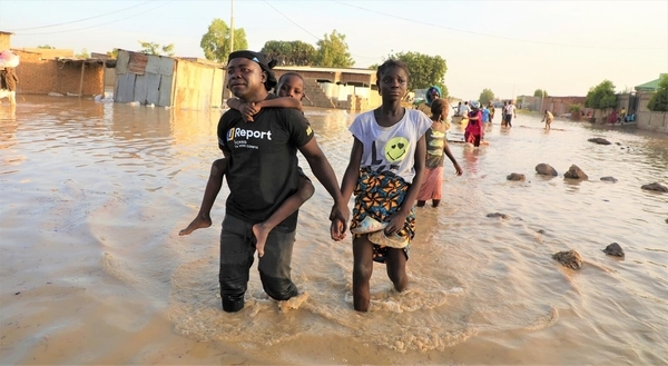 ンジャメナで、洪水の影響により浸水した村の中を歩く人たち。(チャド、2022年10月15日撮影)