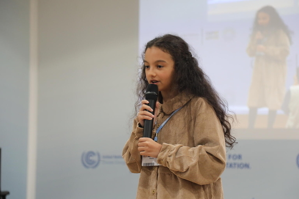 COP27に参加し、自分の意見を述べる女の子。(エジプト、2022年11月12日撮影)