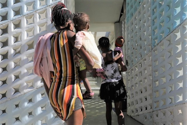急性下痢治療センターで診察をうけるため、体調のすぐれない子どもを連れて訪れる母親たち。(ハイチ、2022年10月11日撮影)