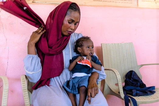 南ダルフールの保健センターで、すぐに食べられる栄養治療食(RUTF)を口にする生後9カ月のイムランちゃん。(スーダン、2022年10月撮影)
