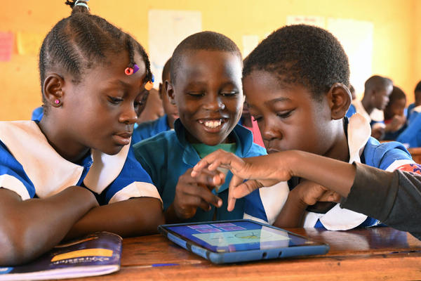 東部にある学校で、タブレット端末を使い授業を受ける子どもたち。(カメルーン、2022年11月23日撮影)
