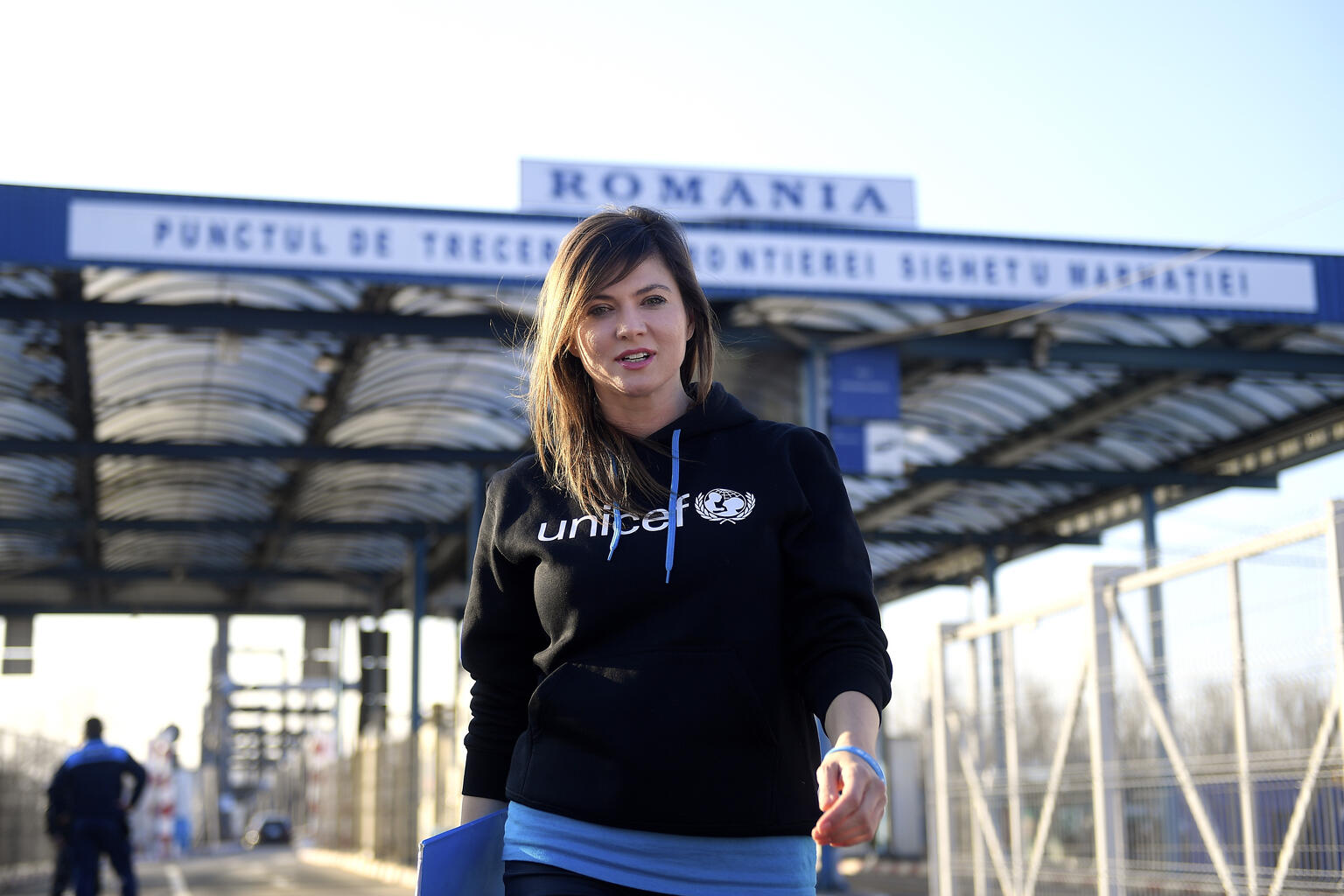 ルーマニア・シゲトゥの、ウクライナ国境地点で、活動をするユニセフ広報官のリア・ユロバさん（ルーマニア、2021年3月21日撮影）