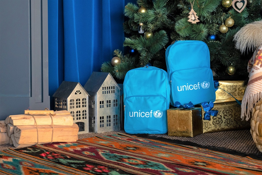ユニセフは子どもたちの教育と心理社会的支援のため、スクールバッグや文房具など3万点を届けた。(ウクライナ)