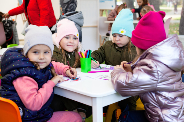 キーウにあるユニセフが設置した「スピルノ・チャイルド・スポット」にて、お絵かきで遊ぶ子どもたち。この場所では、子どもたちが心のケアや学習支援を受けながら、安全に過ごすことができる。(ウクライナ、2022年10月撮影)