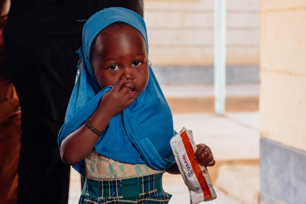 ガリッサの病院ですぐに食べられる栄養治療食(RUTF)を口にする2歳のイスタイリンちゃん。(ケニア、2022年10月撮影)