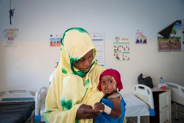重度の急性栄養不良により、総合病院で治療を受ける1歳のアイシャちゃん。発熱、嘔吐、下痢、脱水などの症状で危篤状態だったが、治療により状態は良くなりつつある。(ソマリア、2022年10月撮影)