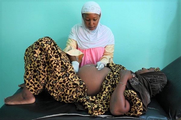 最南東部のディファにある母子センターで、健診を受ける妊婦。(ニジェール、2022年7月)