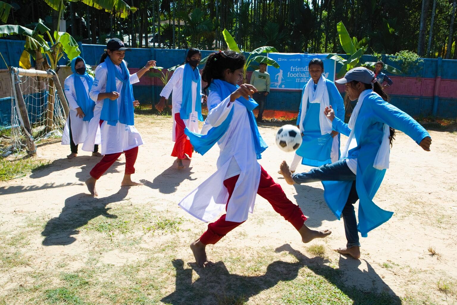 夢中になってボールを追いかけるロヒンギャ難民のルマさん(15歳・写真中央)。（バングラデシュ、2022年11月撮影）