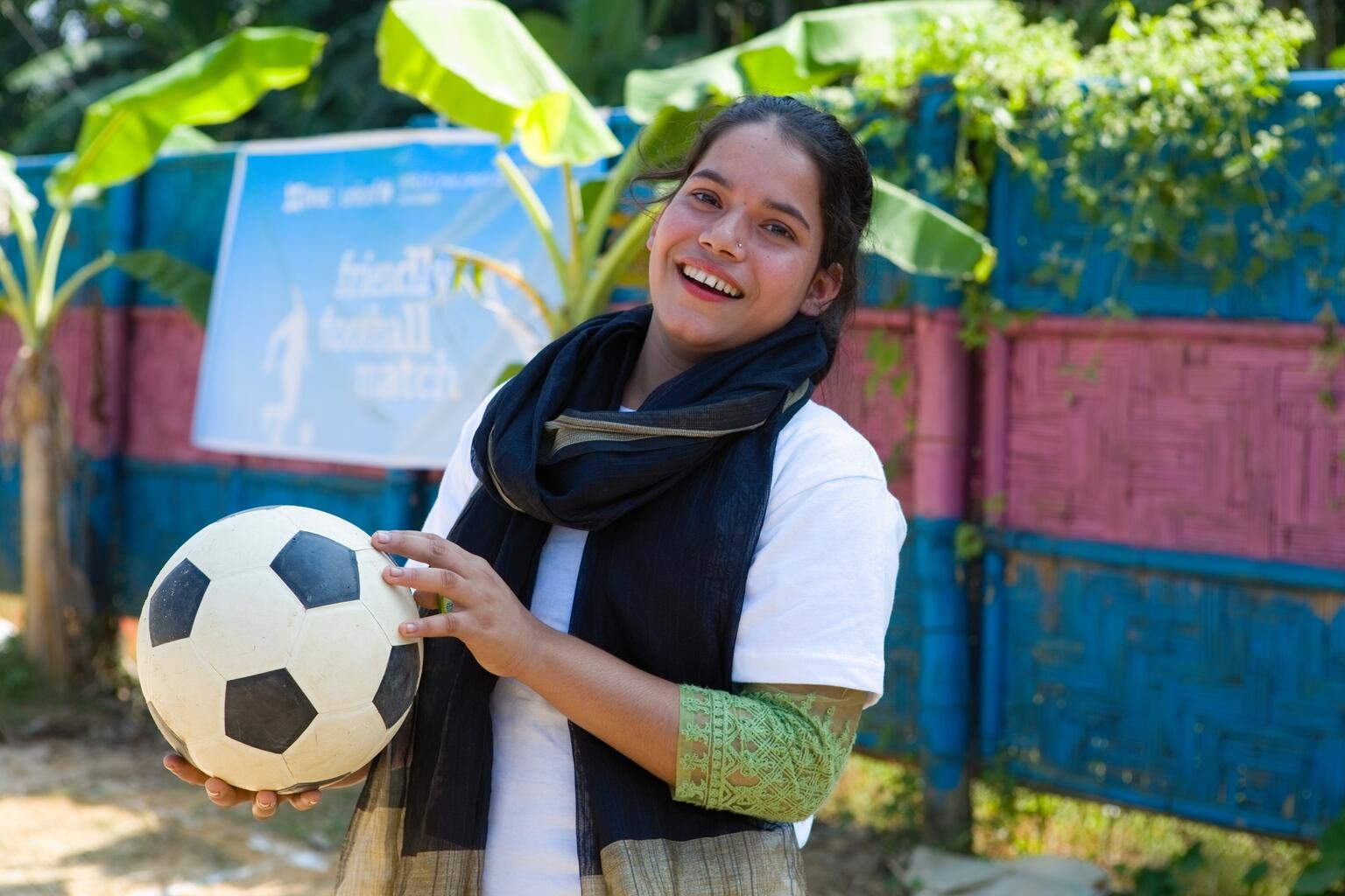 バングラデシュのホストコミュニティからソーシャルハブに来ている、シャムスナさん（17歳）。ここでサッカーをしたり、新しい友人を作ったりするのを楽しんでいます。（バングラデシュ、2022年11月撮影）