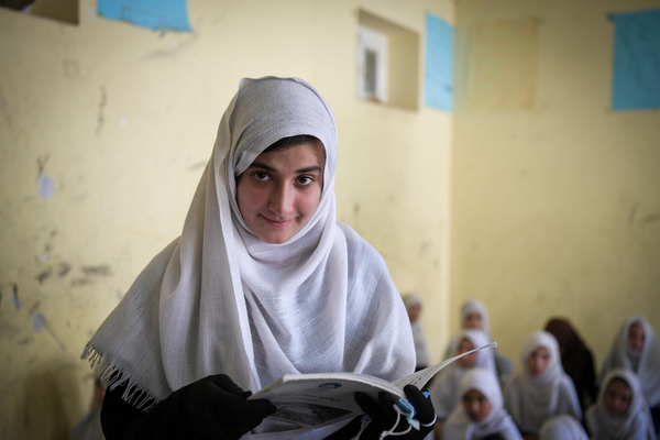 クナルの女子高校で、6年生の授業に参加する13歳のアシアさん。「教育は私たちに必要なもの。だから、一生懸命勉強しなければいけない」と話す。(アフガニスタン、2022年10月撮影)