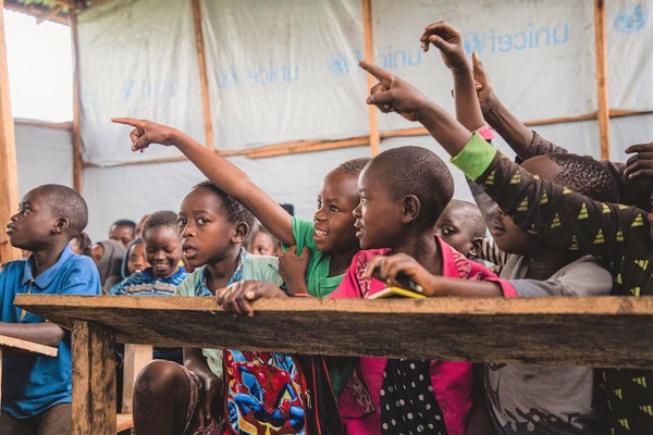 仮設で作られた教室で授業を受ける子どもたち。この学校はユニセフなどの支援により、東部の紛争から逃れてきた子どもたちのために建てられた。(コンゴ民主共和国、2022年12月撮影)