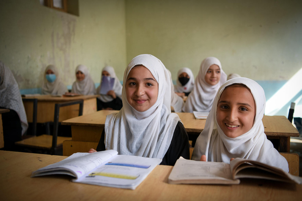 ラグマーンの高校で授業を受ける小学6年生の女の子たち。(アフガニスタン、2022年10月撮影)