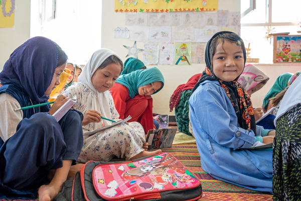 ユニセフが支援する子どもにやさしい空間で、授業に参加する女の子たち。(アフガニスタン、2022年10月撮影)