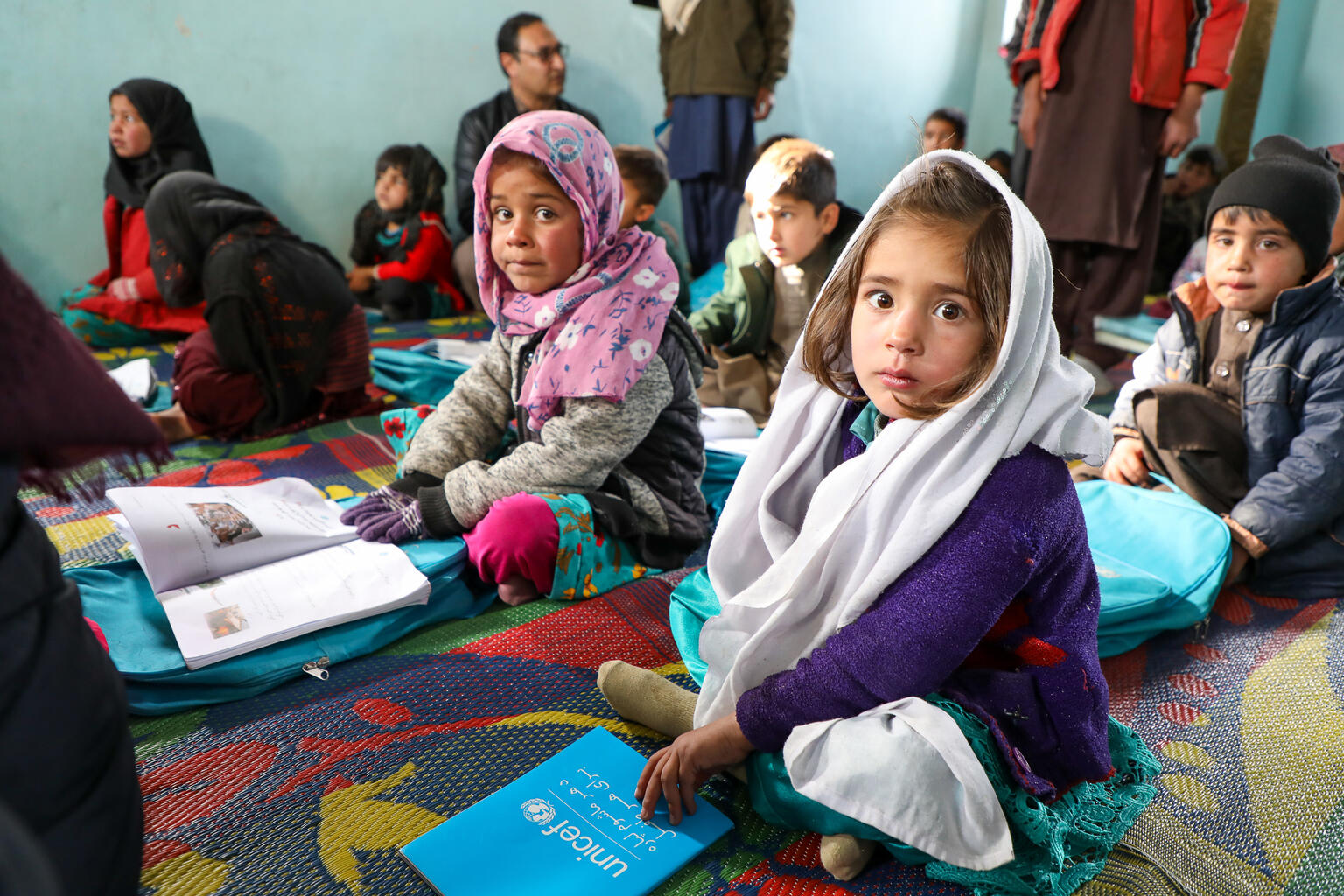 地域の学校に通う子どもたち（アフガニスタン）
