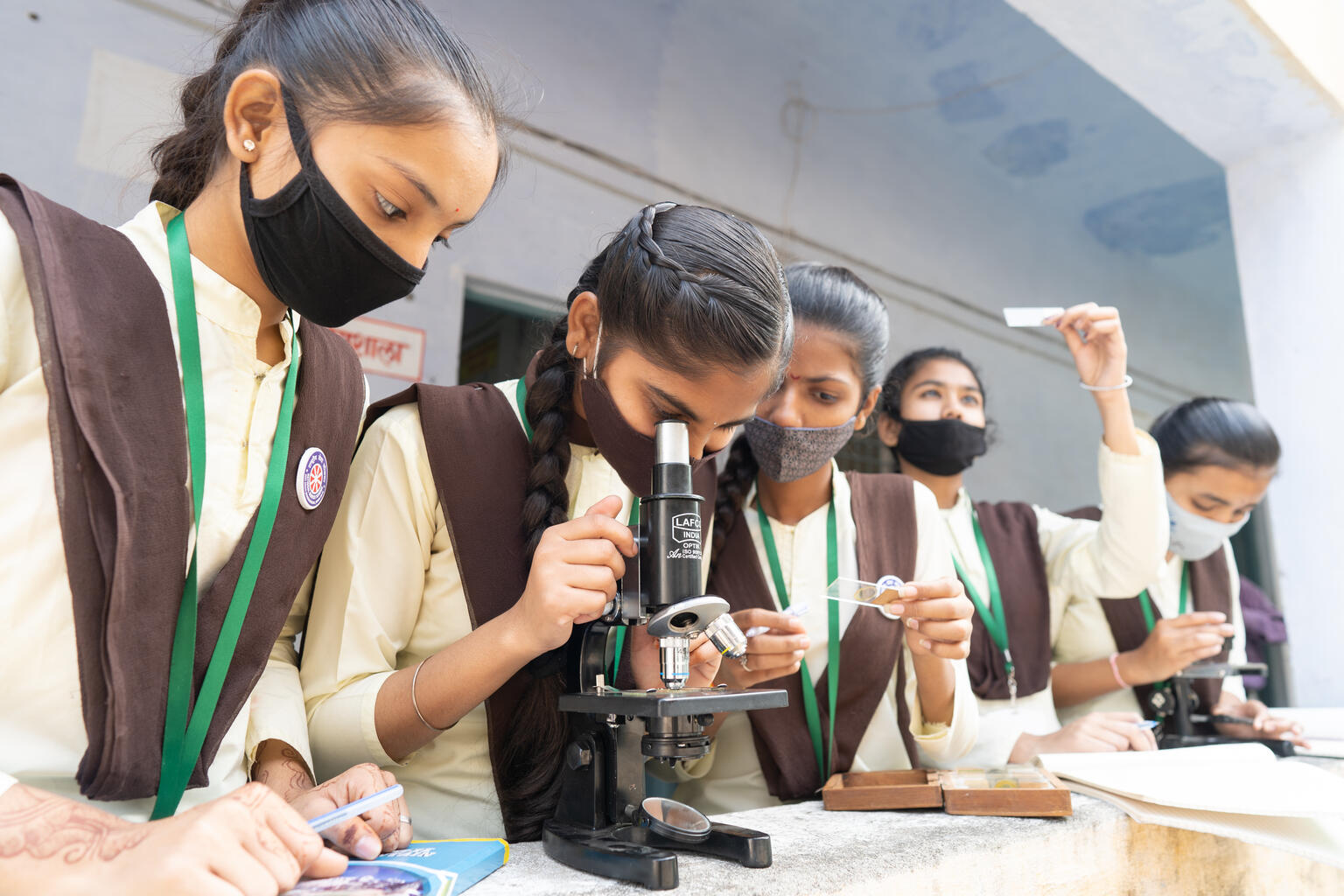植物を顕微鏡で観察する高校生たち（インド）