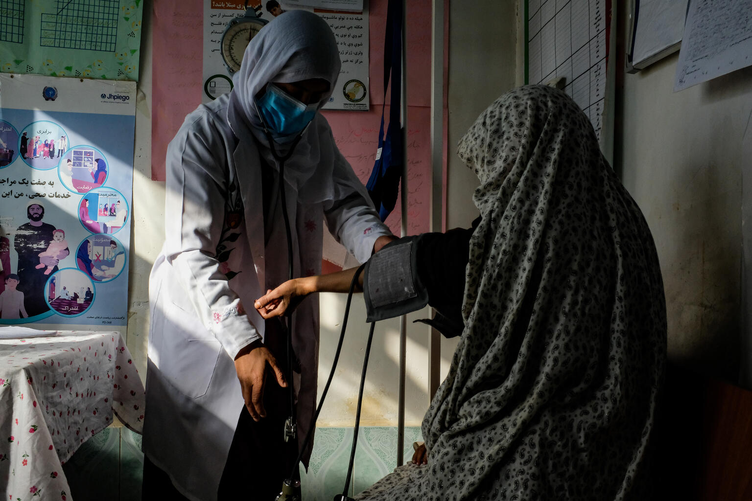 保健センターで母親の検診を行う助産師。(アフガニスタン、2022年12月撮影)