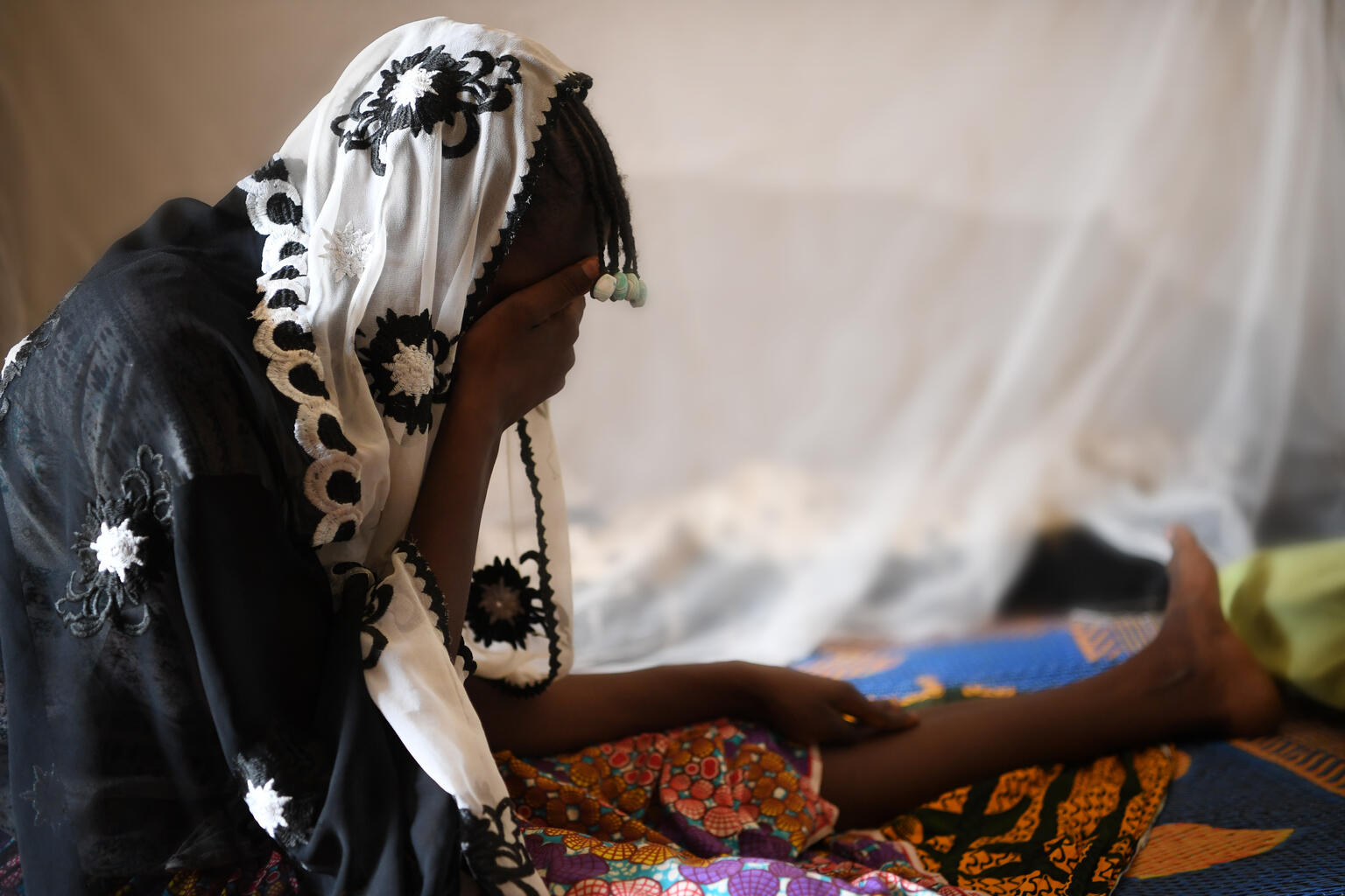 ユニセフは女の子と女性の人権を侵害する女性器切除（FGM）を強く非難し、これをなくそうとする地元当局の活動を支援している。ブルキナファソでもFGM、児童婚、子どもへの暴力といった慣行に終止符を打つと公に宣言した村々が1000を超えている。（ブルキナファソ、2022年撮影）